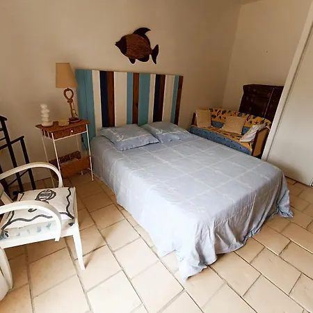 Maison Dans Quartier Residentiel